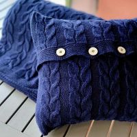 Подушка декоративна в'язана, темно-синя