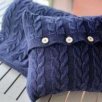 Подушка декоративна в'язана, темно-синя