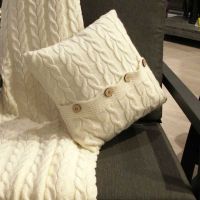 Подушка в'язана декоративна, пломбір-коси