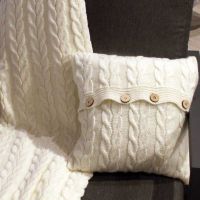 Подушка в'язана декоративна, пломбір-коси