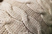 Подушка в'язана, світлий беж-коси